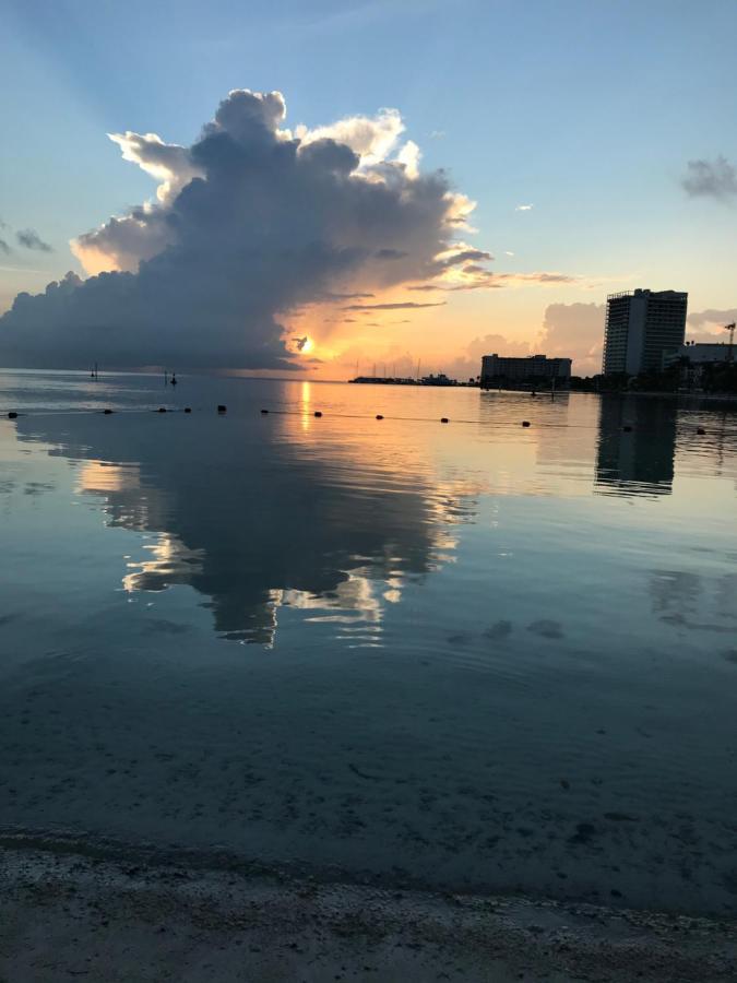 Front Beach Private Room With Shared Bathroom Cancun Ngoại thất bức ảnh