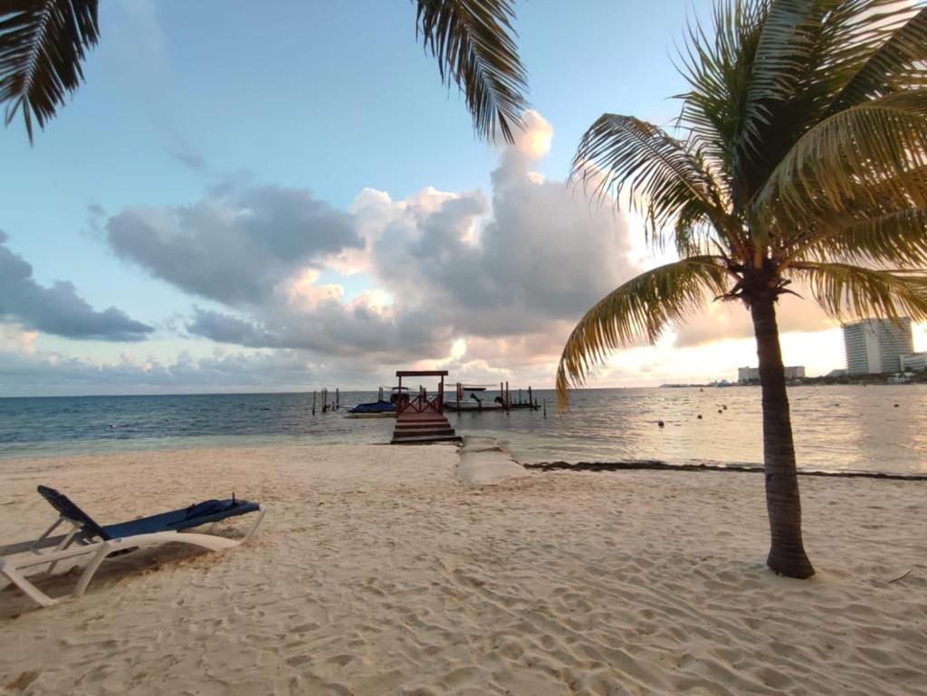 Front Beach Private Room With Shared Bathroom Cancun Ngoại thất bức ảnh