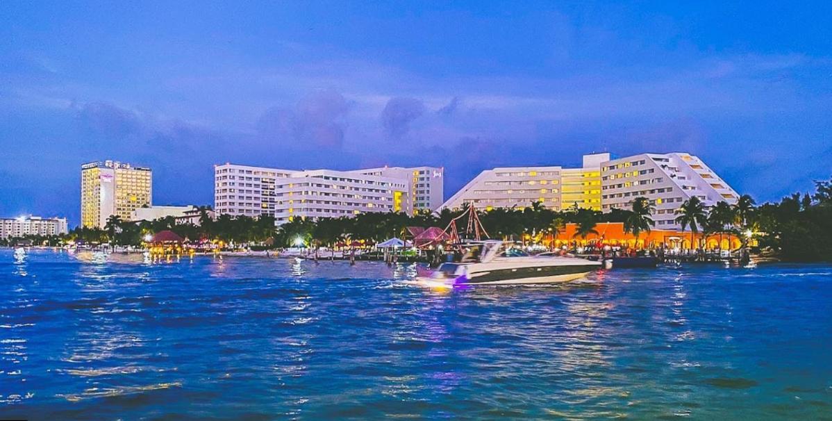 Front Beach Private Room With Shared Bathroom Cancun Ngoại thất bức ảnh
