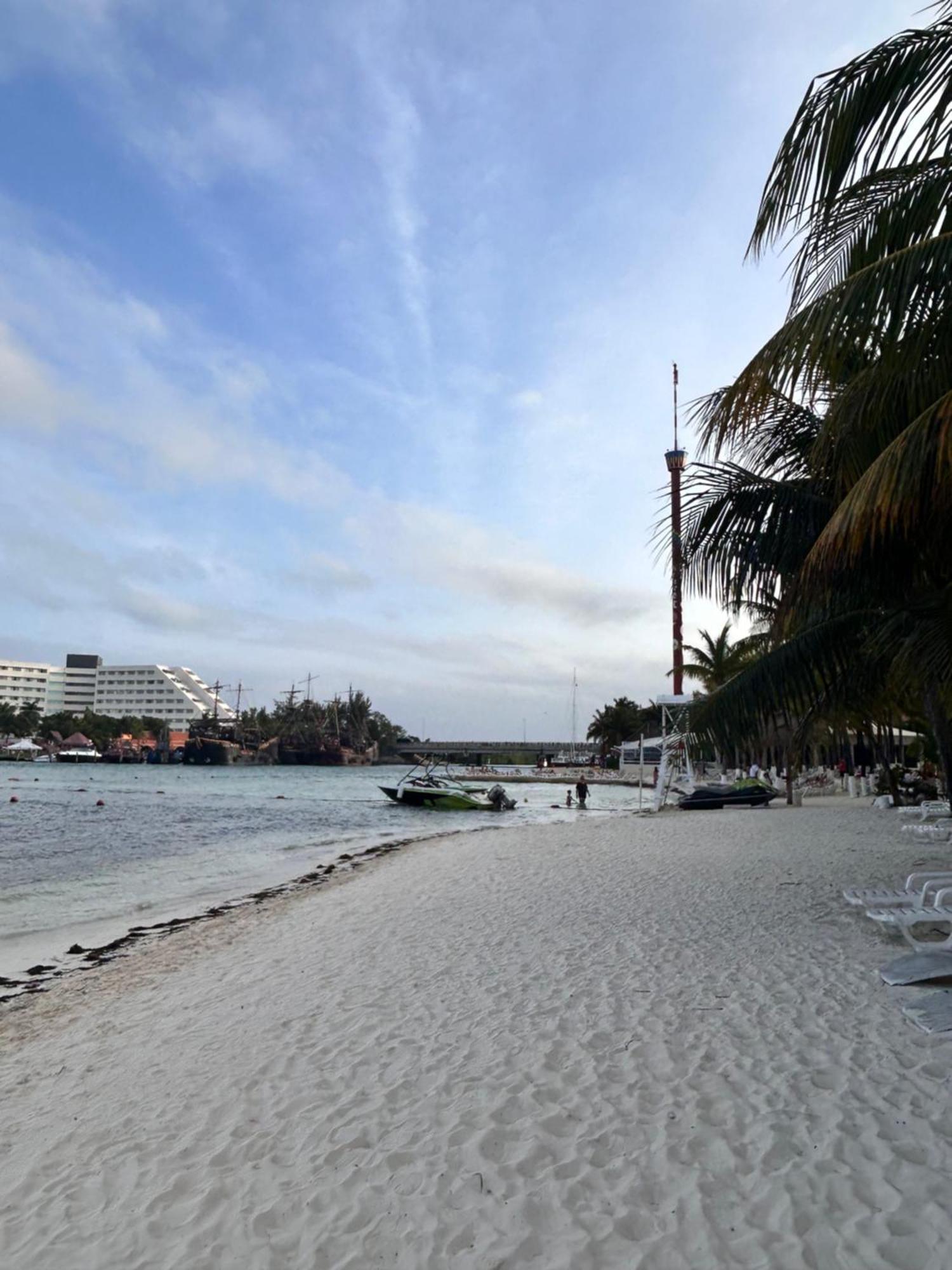 Front Beach Private Room With Shared Bathroom Cancun Ngoại thất bức ảnh