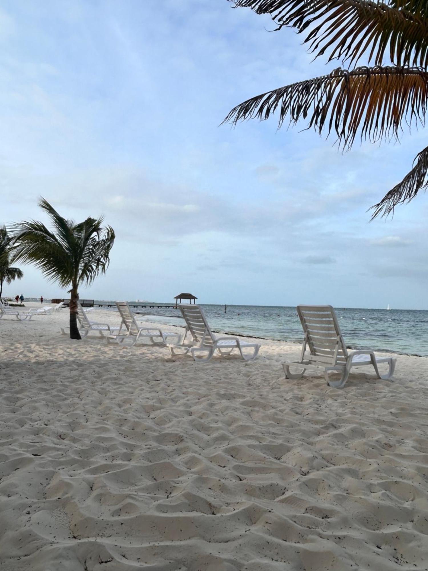 Front Beach Private Room With Shared Bathroom Cancun Ngoại thất bức ảnh