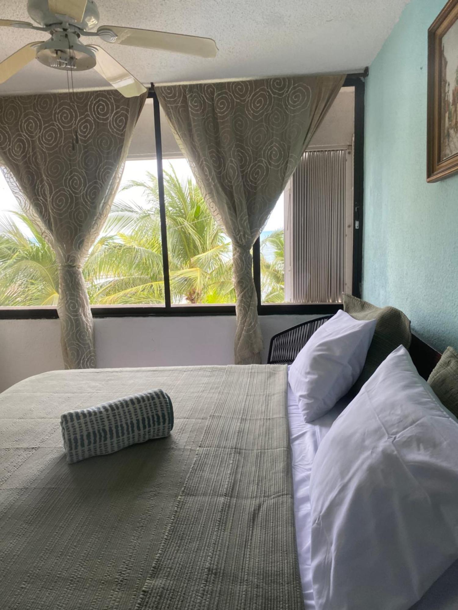 Front Beach Private Room With Shared Bathroom Cancun Ngoại thất bức ảnh