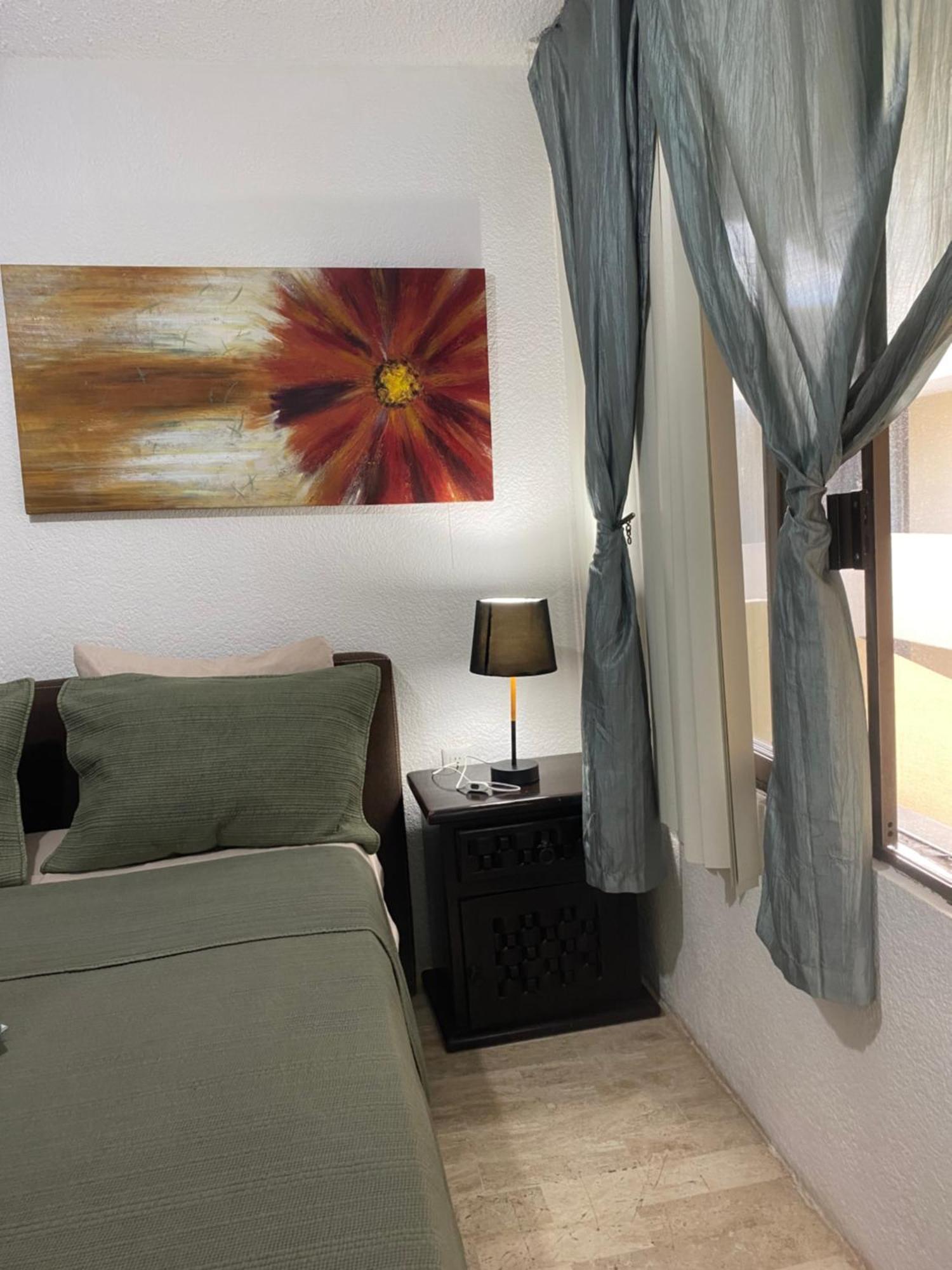 Front Beach Private Room With Shared Bathroom Cancun Ngoại thất bức ảnh